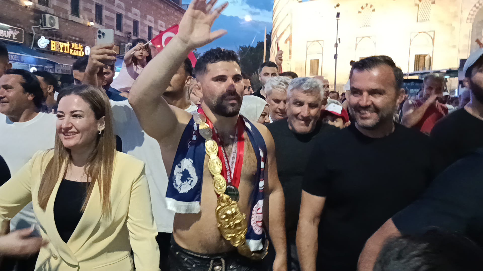 Kırkpınar’ın 665’inci başpehlivanı Erkan Taş, altın kemeriyle Edirne sokaklarında coşkuyla karşılanırken, asırlık Saray Hamamı geleneğini bozmayarak dualarla yorgunluk attı.
